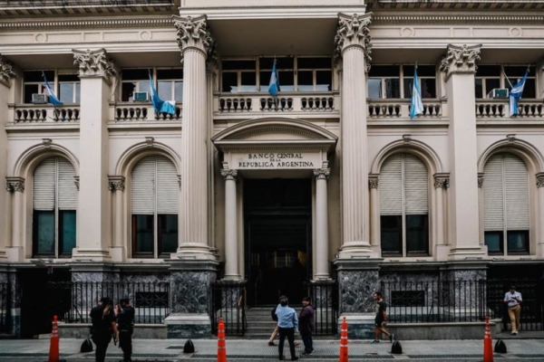 Banco Central de Argentina licitó bonos de su nueva serie por 1179 millones de dólares