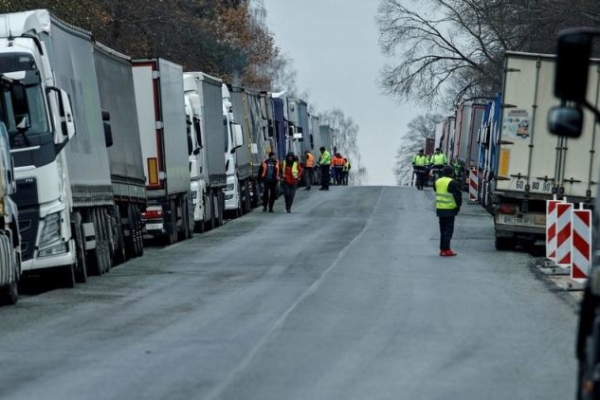 Agricultores polacos suspenden bloqueo de mercancías ucranianas