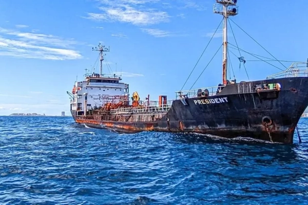 Inician remolque de buque petrolero varado en Margarita para evitar desastre ambiental