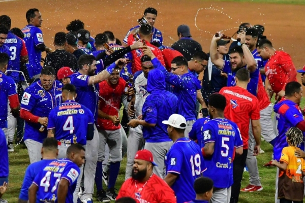 Tiburones avanzaron a la Gran Final de la LVBP a punta de batazos