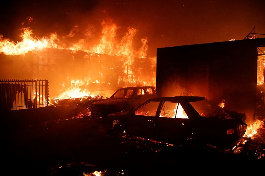 Boric viaja a zonas afectadas por devastadores incendios en Chile: "Nos pondremos de pie"