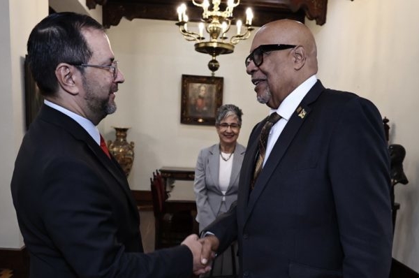 Llegó a Venezuela nuevo embajador de Guyana: entregó copias de estilo de su acreditación