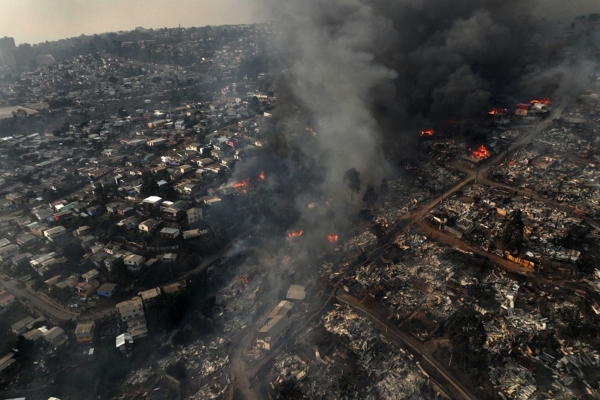 Boric viaja a zonas afectadas por devastadores incendios en Chile: «Nos pondremos de pie»