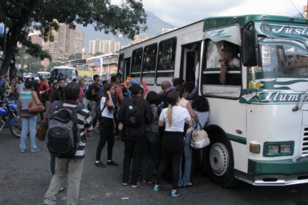 Transportistas de Caracas acuerdan aumentar tarifa a Bs. 15 a partir del #25mar