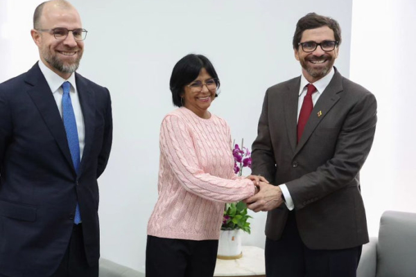 Delcy Rodríguez mantuvo reunión con la nueva directiva de la BVC para fortalecer las relaciones