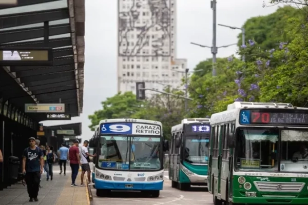 Gobierno de Argentina redirige subsidios de empresas de transporte público a usuarios