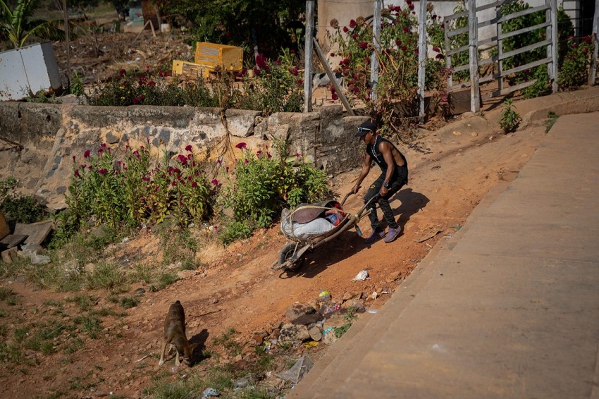 De la pesca a la escoba: Barren las calles de La Paragua en Bolívar por la búsqueda de oro para sobrevivir