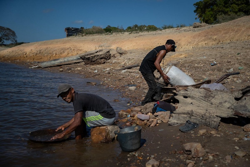 De la pesca a la escoba: Barren las calles de La Paragua en Bolívar por la búsqueda de oro para sobrevivir