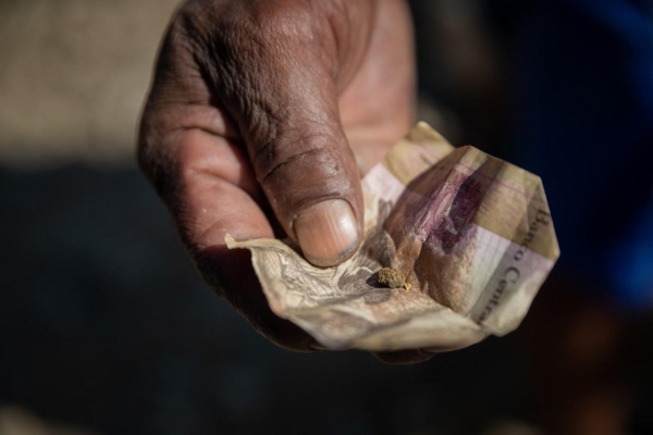 De la pesca a la escoba: Barren las calles de La Paragua en Bolívar por la búsqueda de oro para sobrevivir