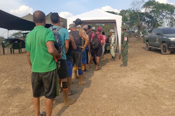 Desalojadas 2.800 personas de la mina ilegal «Bulla Loca» en Bolívar (+fotos)