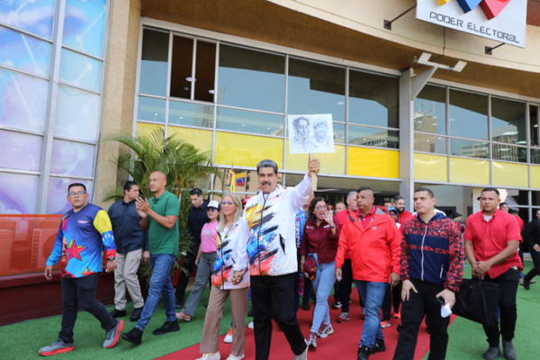 Maduro oficializó ante el CNE su candidatura: «Derecha, el 28 de julio habrá elecciones con o sin ustedes»