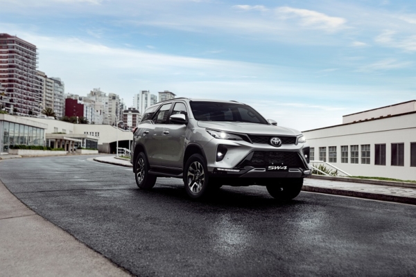 Toyota de Venezuela presenta sus dos nuevos integrantes: Hilux 2TR y Fortuner SW4