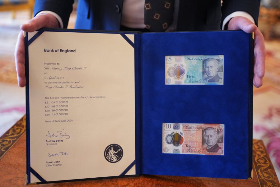 Banco de Inglaterra presentó los primeros billetes con la imagen del rey Carlos III