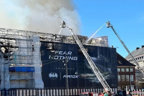 Incendio arrasó con el antiguo edificio de la Bolsa de Valores de Dinamarca (+video)