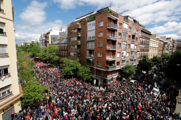 Miles de socialistas españoles piden al jefe del Gobierno Pedro Sánchez que no renuncie