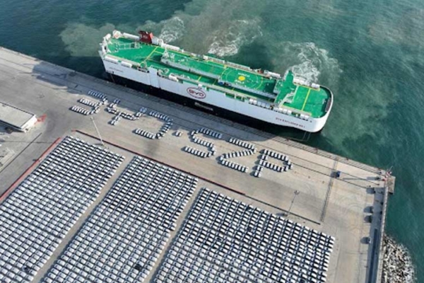 China exporta tantos vehículos eléctricos que necesita más barcos