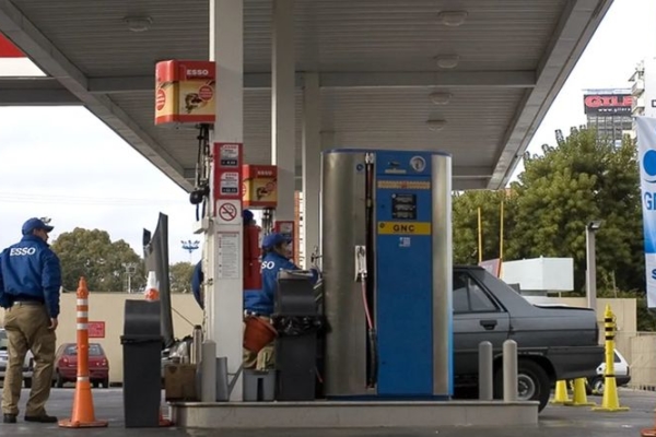Ventas de combustibles caen en Argentina mientras los precios siguen en alza