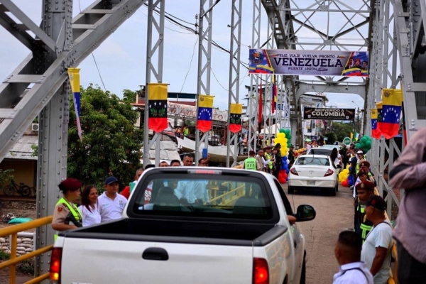 «Inicia un proceso de reactivación económica»: Venezuela y Colombia abrieron el paso vehicular por el puente Unión