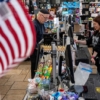 Confianza de los consumidores en EEUU sube ligeramente en diciembre