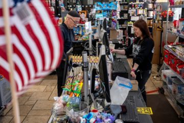 Confianza de consumidores en EEUU cae en enero a su nivel m&aacute;s bajo desde 2014