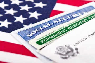 Aprobaci&oacute;n de nuevas &lsquo;green cards&rsquo; en EEUU caen a la mitad y &laquo;permiten m&aacute;s detenciones migratorias&raquo;