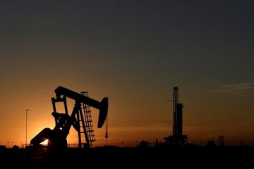 Precio del petr&oacute;leo sube antes de Navidad atento a la tensi&oacute;n entre EEUU y Venezuela