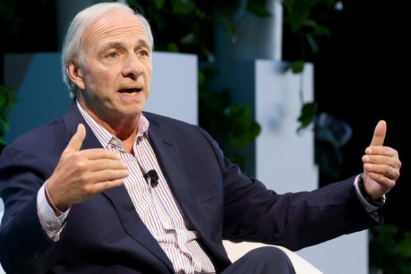 El multimillonario Ray Dalio atribuye su éxito a la meditación y comparte su «mejor consejo» para los demás