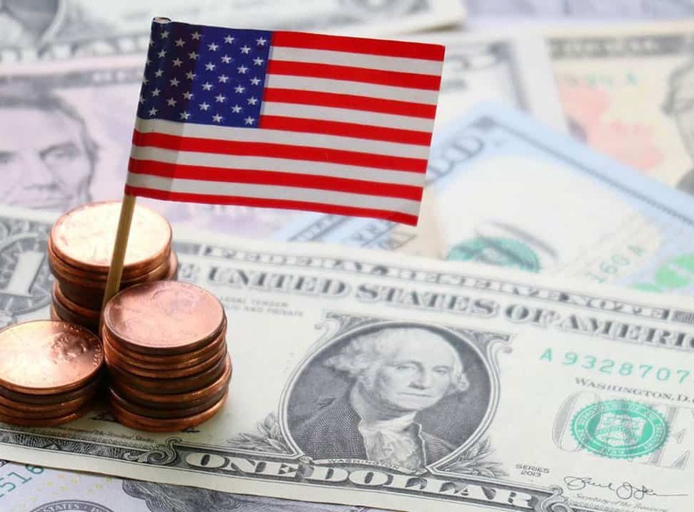 Confianza de los consumidores en EEUU alcanza el nivel más bajo desde 2022