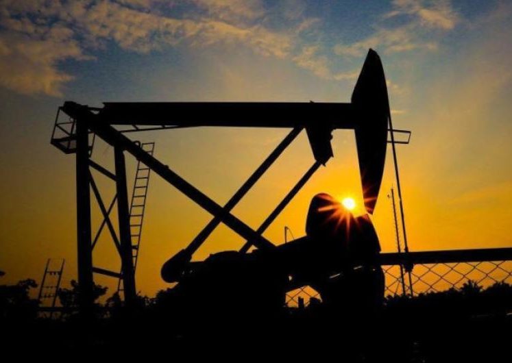 El petróleo sigue en alza, en espera del fin del bloqueo presupuestario en EE.UU.