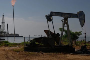 AIE: baja la demanda petrolera e inventarios alcanzan los niveles m&aacute;s elevados desde la pandemia