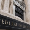 Fed comienza reunión con expectativa de mantener las tasas de interés