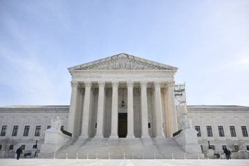 Corte Suprema de EEUU rechaza eliminar ciudadan&iacute;a por nacimiento de hijos de padres extranjeros