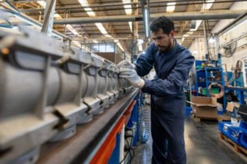 Bloomberg: El salario de un obrero industrial en Venezuela cubre el 41% de la canasta familiar