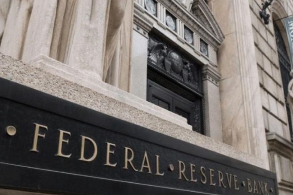 Fed comienza reunión con expectativa de mantener las tasas de interés