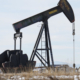 Precios petroleros rebotan por negociaciones sobre aranceles y sanciones contra Irán