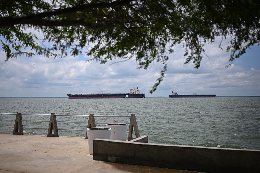 AFP: Al menos 7 tanqueros hacen fila en Lago de Maracaibo para cargar petróleo