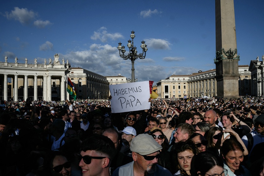 Humo blanco en el Vaticano: Suenan las campanas de la basílica de San Pedro tras elección del nuevo Papa
