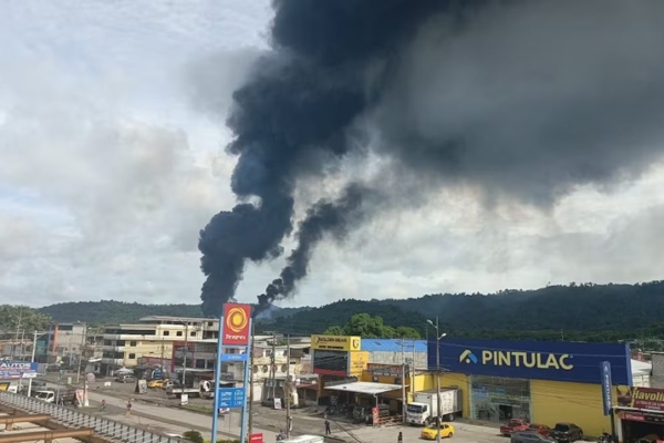 «Está bajo control»: Incendio afecta a la principal refinería petrolera de Ecuador