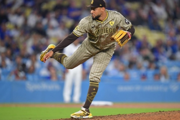 Robert Suárez a ritmo de récords con Padres de San Diego