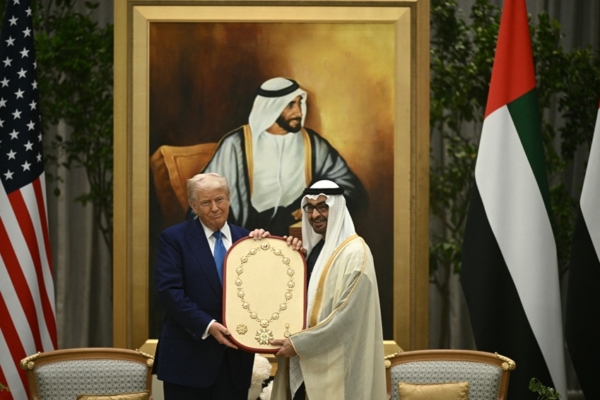 Trump cierra en Abu Dabi una gira regional repleta de promesas de inversiones