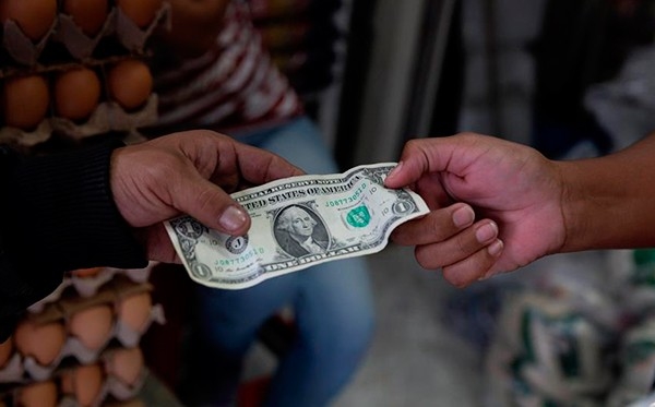 Pago en dólares en comercios minoristas cayó un 60% entre enero y abril