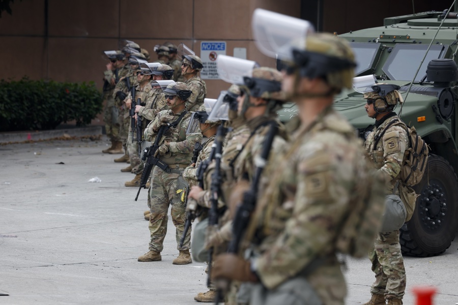 Administración Trump ataca a autoridades locales y amenaza con enviar marines a Los Ángeles