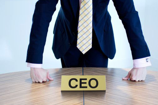 Directores ejecutivos de MercadoLibre y Ualá encabezan la lista de principales CEOs latinos, según la IA