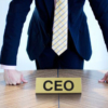 Directores ejecutivos de MercadoLibre y Ualá encabezan la lista de principales CEOs latinos, según la IA