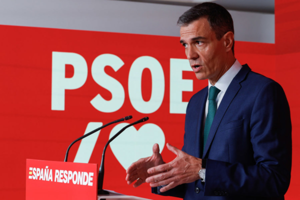 Presidente español Pedro Sánchez se aferra al cargo en medio de grave escándalo de corrupción