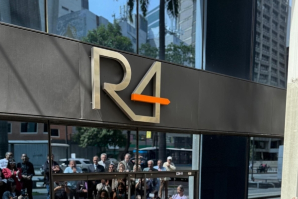 R4 Banco celebra 19 años con nuevo branding y un modelo más abierto y digital