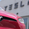 Tesla construye su primer vehículo a precio asequible para enfrentar la caída en ventas