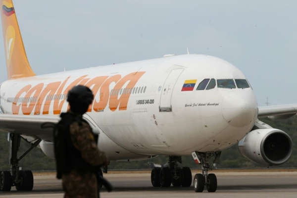 Más de 200 migrantes venezolanos regresaron en un vuelo procedente de Honduras