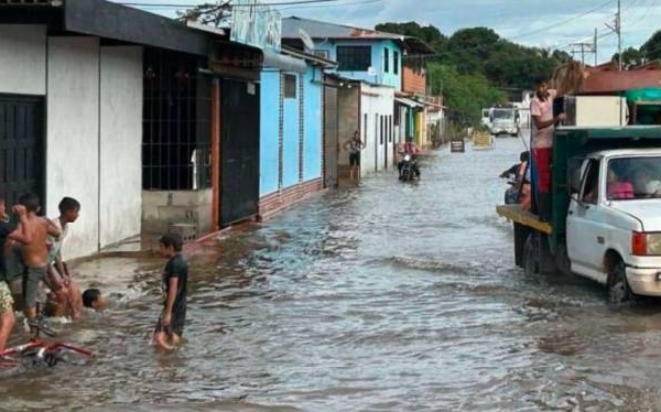 Casi mil personas están en refugios por fuertes lluvias en el estado Amazonas