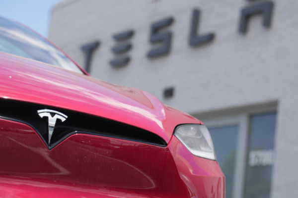 Tesla construye su primer vehículo a precio asequible para enfrentar la caída en ventas